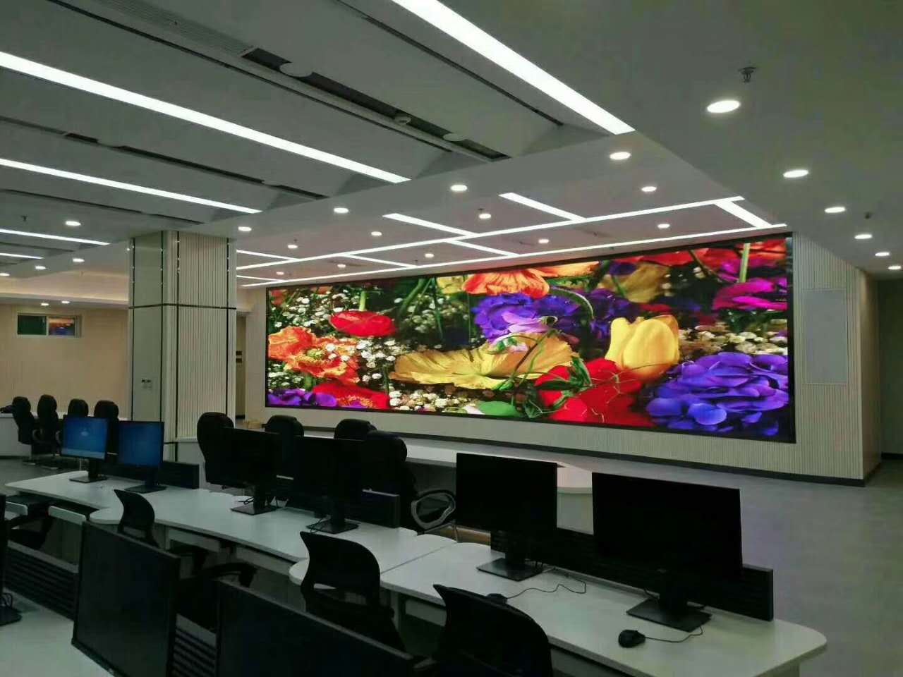 深圳市寶安區(qū)政府監(jiān)控室室內P1.667高清小間距顯示屏安裝完畢